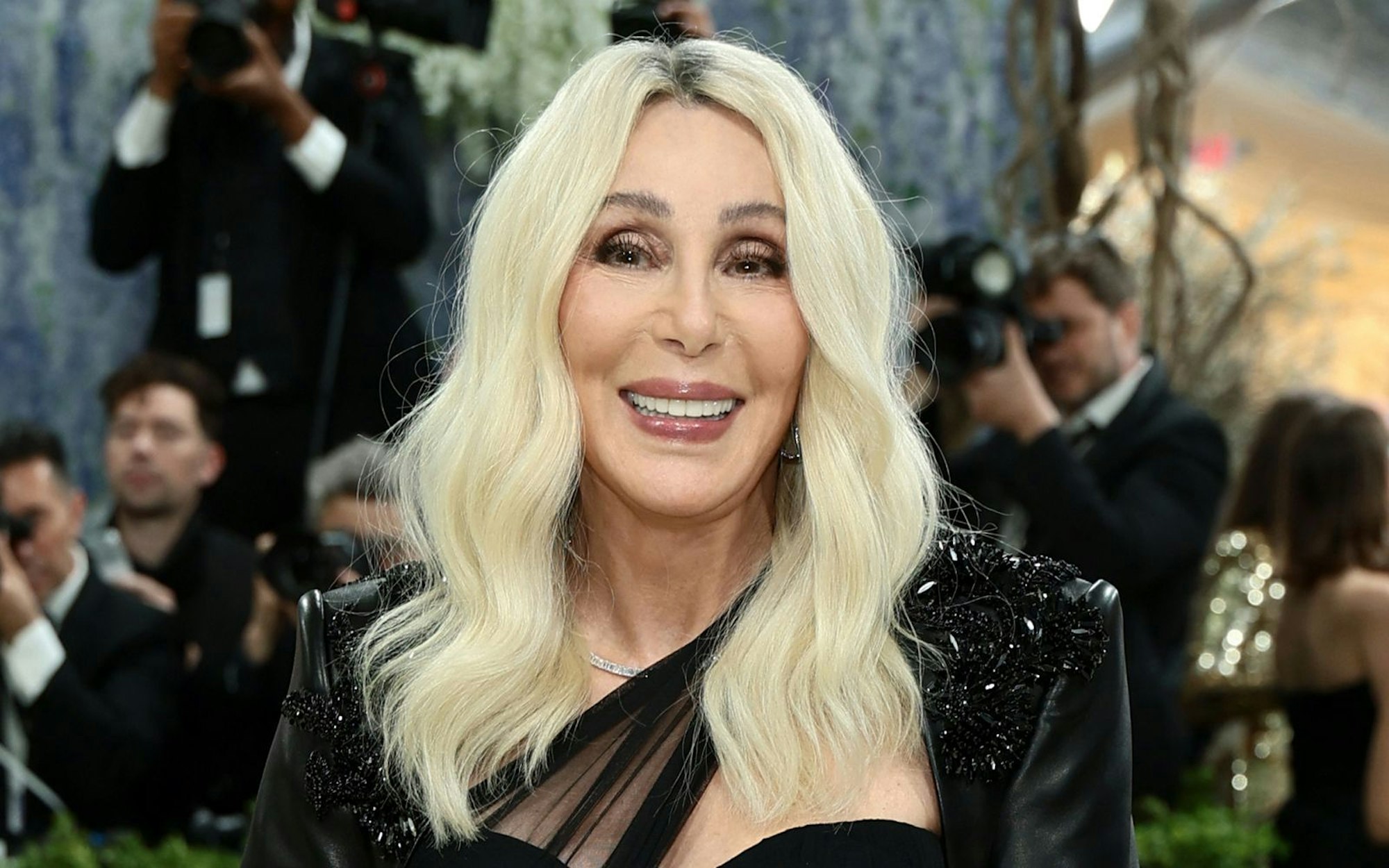 Kaum zu glauben: Cher, hier bei ihrem Auftritt auf der Met Gala Anfang Mai, feiert am 20. Mai ihren 80. Geburtstag. (Bild: Dimitrios Kambouris/Getty Images for The Met Museum/Vogue)
