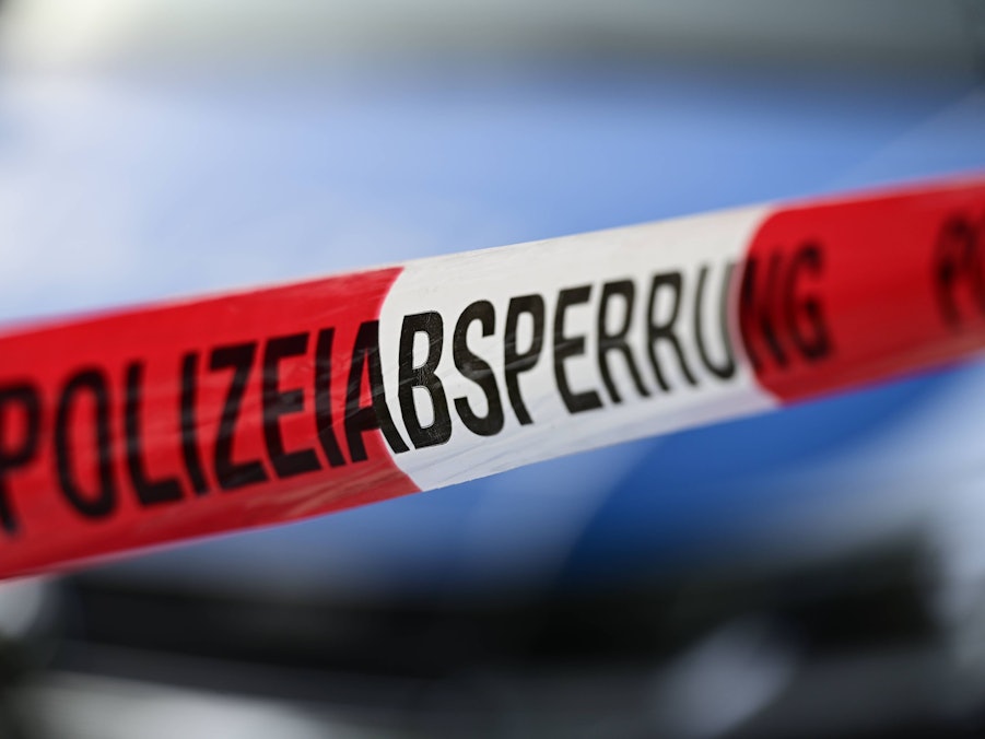Absperrband mit der Aufschrift „Polizeiabsperrung“