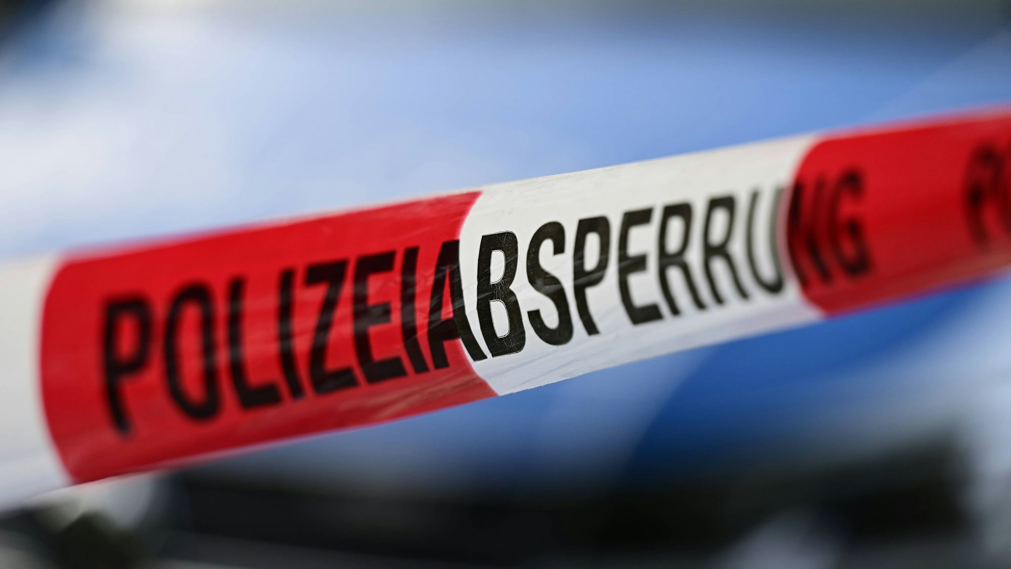Absperrband mit der Aufschrift „Polizeiabsperrung“