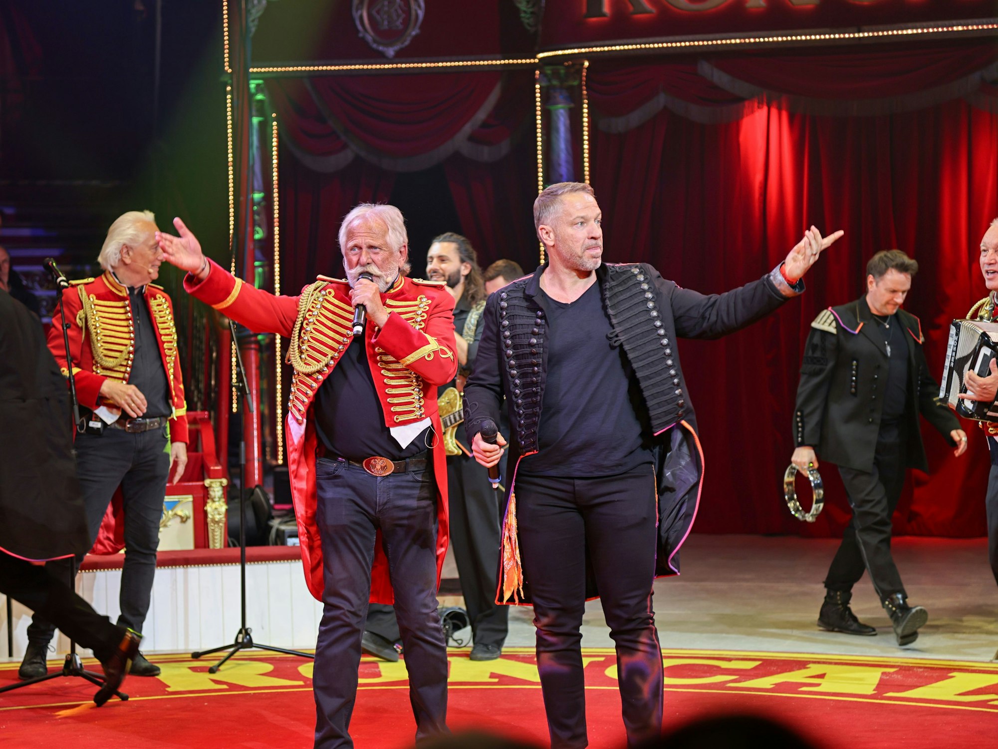 Alte und neue Höhner gemeinsam im Zirkus.