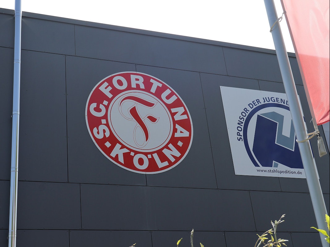 Das Fortuna-Köln-Wappen am Gebäude der Geschäftsstelle.