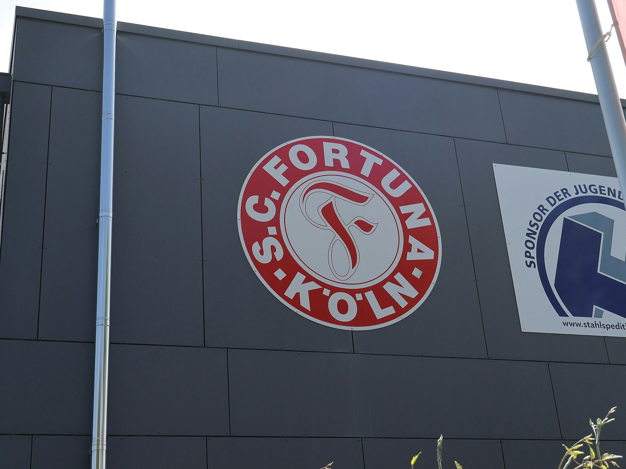 Das Fortuna-Köln-Wappen am Gebäude der Geschäftsstelle.