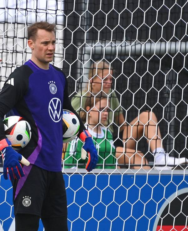 Bundestrainer Julian Nagelsmann und Torwart Manuel Neuer stehen gemeinsam auf dem Trainingsplatz.