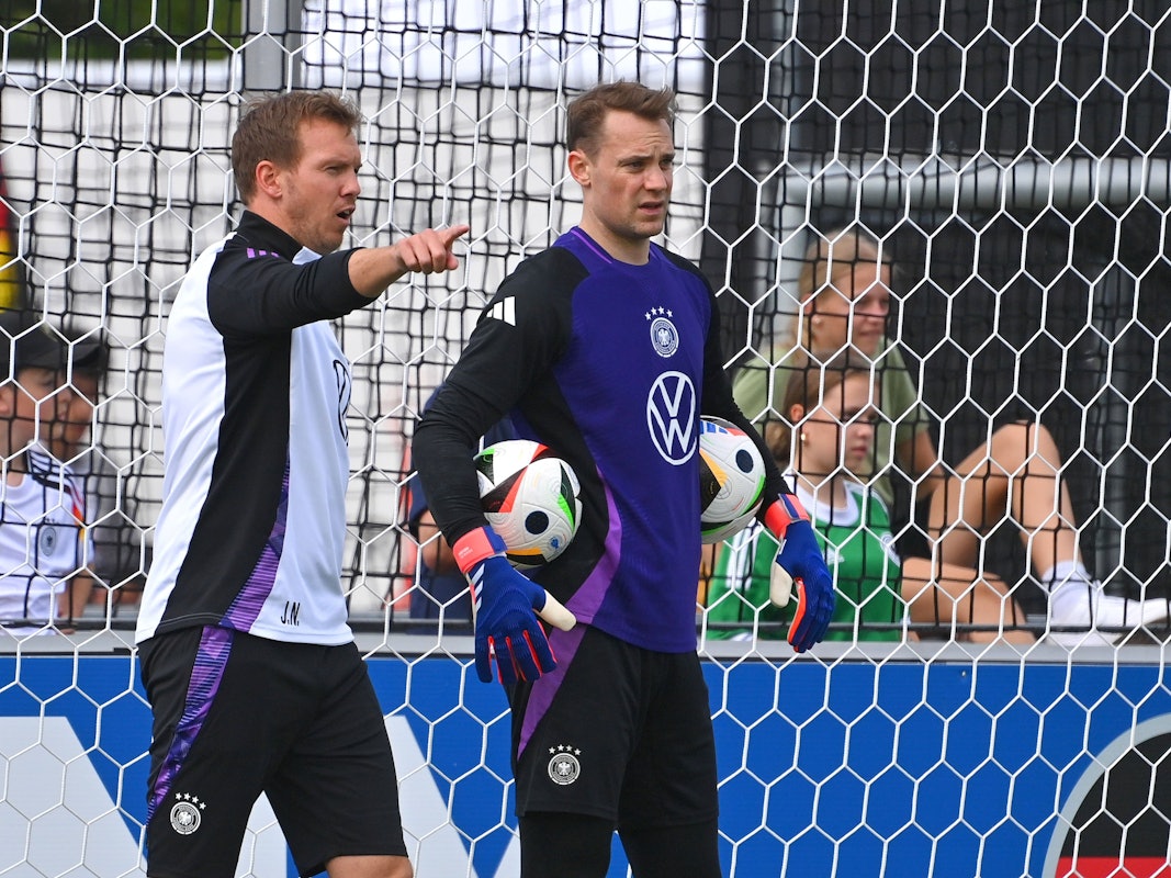 Bundestrainer Julian Nagelsmann und Torwart Manuel Neuer stehen gemeinsam auf dem Trainingsplatz.