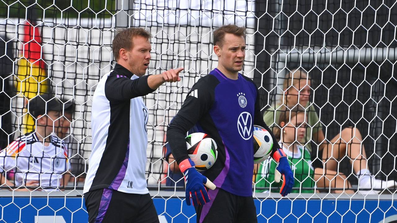 Bundestrainer Julian Nagelsmann und Torwart Manuel Neuer stehen gemeinsam auf dem Trainingsplatz.