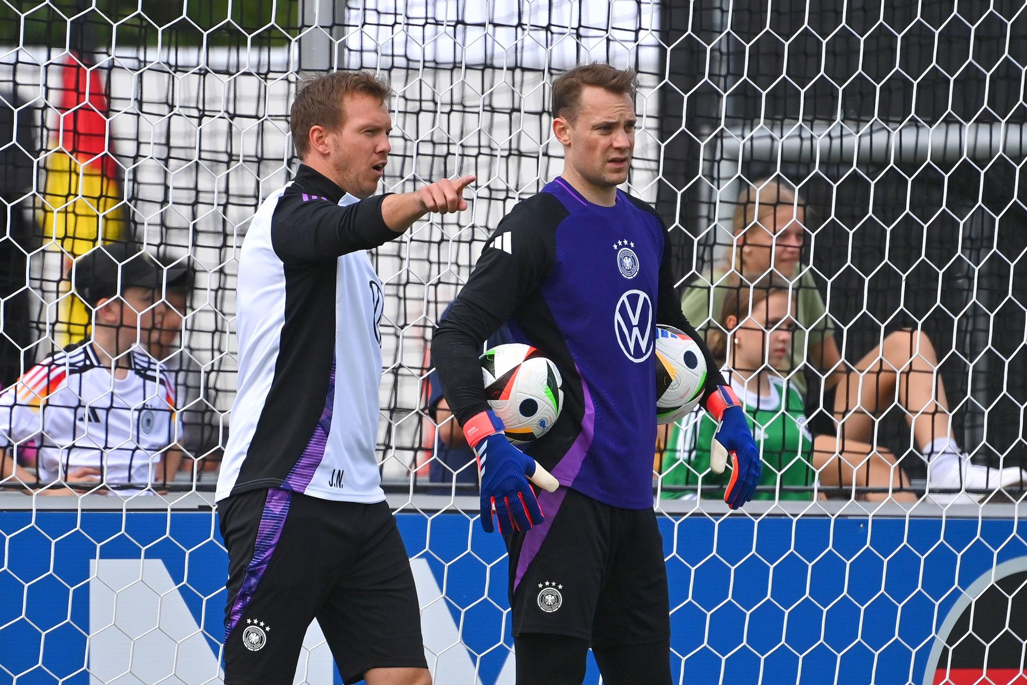 Bundestrainer Julian Nagelsmann und Torwart Manuel Neuer stehen gemeinsam auf dem Trainingsplatz.