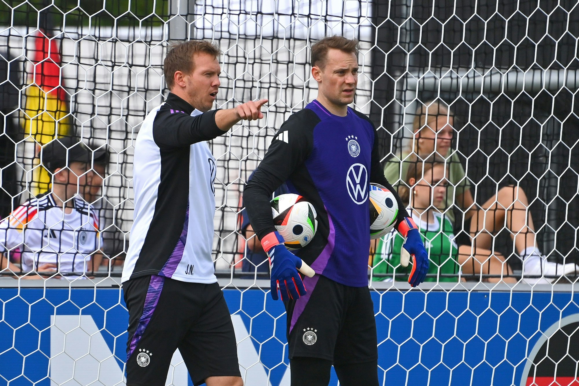 Bundestrainer Julian Nagelsmann und Torwart Manuel Neuer stehen gemeinsam auf dem Trainingsplatz.