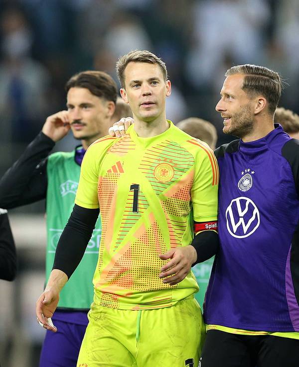 Torwart Manuel Neuer und Torwart Oliver Baumann nebeneinander