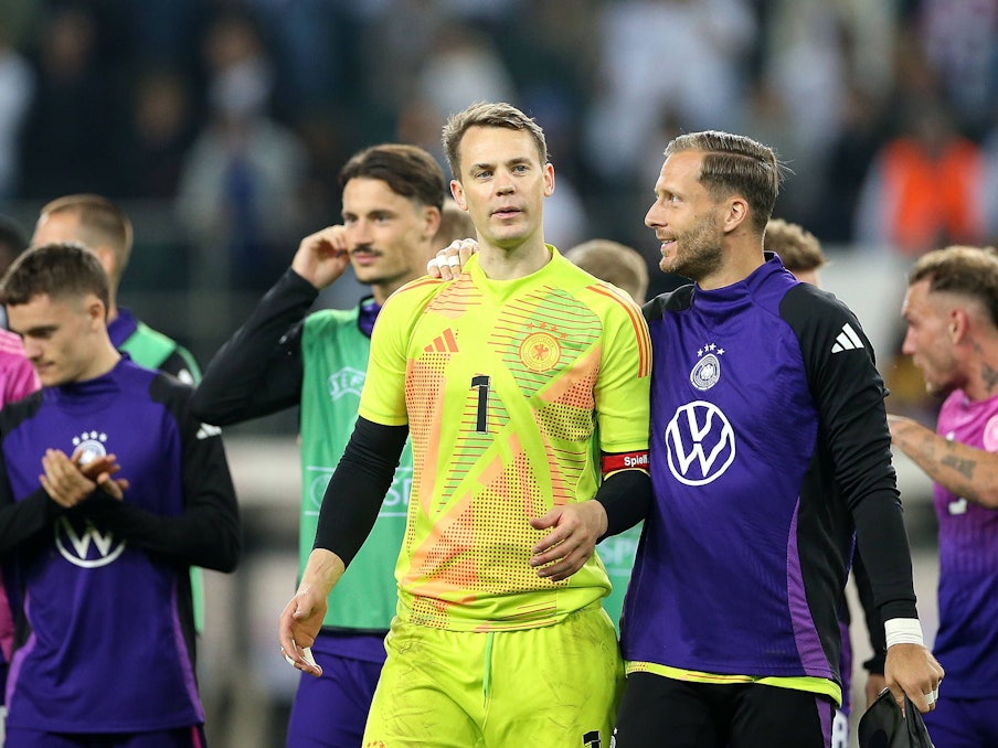 Torwart Manuel Neuer und Torwart Oliver Baumann nebeneinander