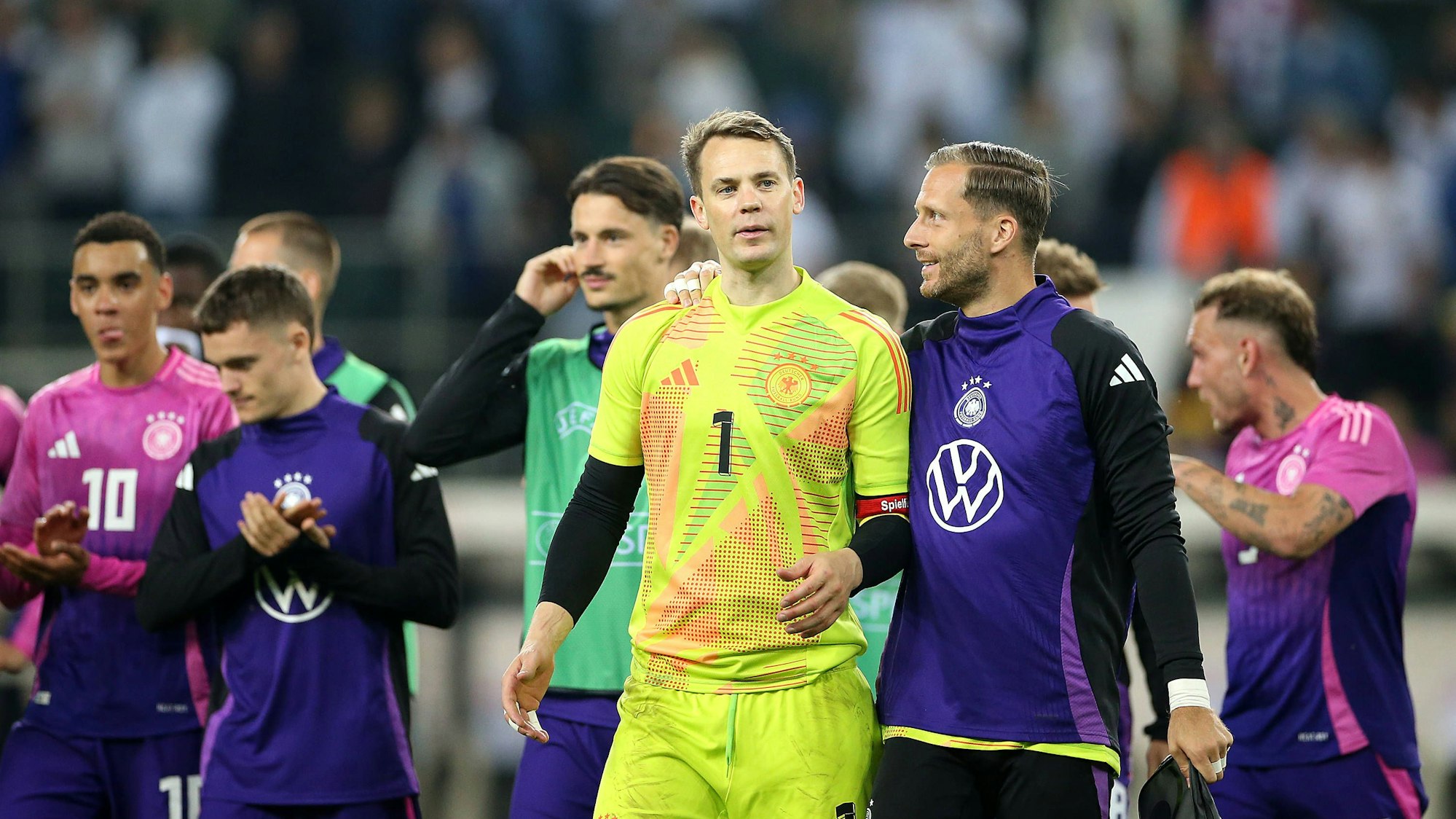 Torwart Manuel Neuer und Torwart Oliver Baumann nebeneinander