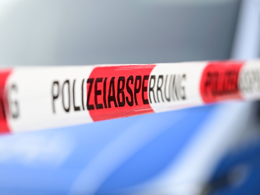 Absperrband mit Aufschrift Polizeiabsperrung