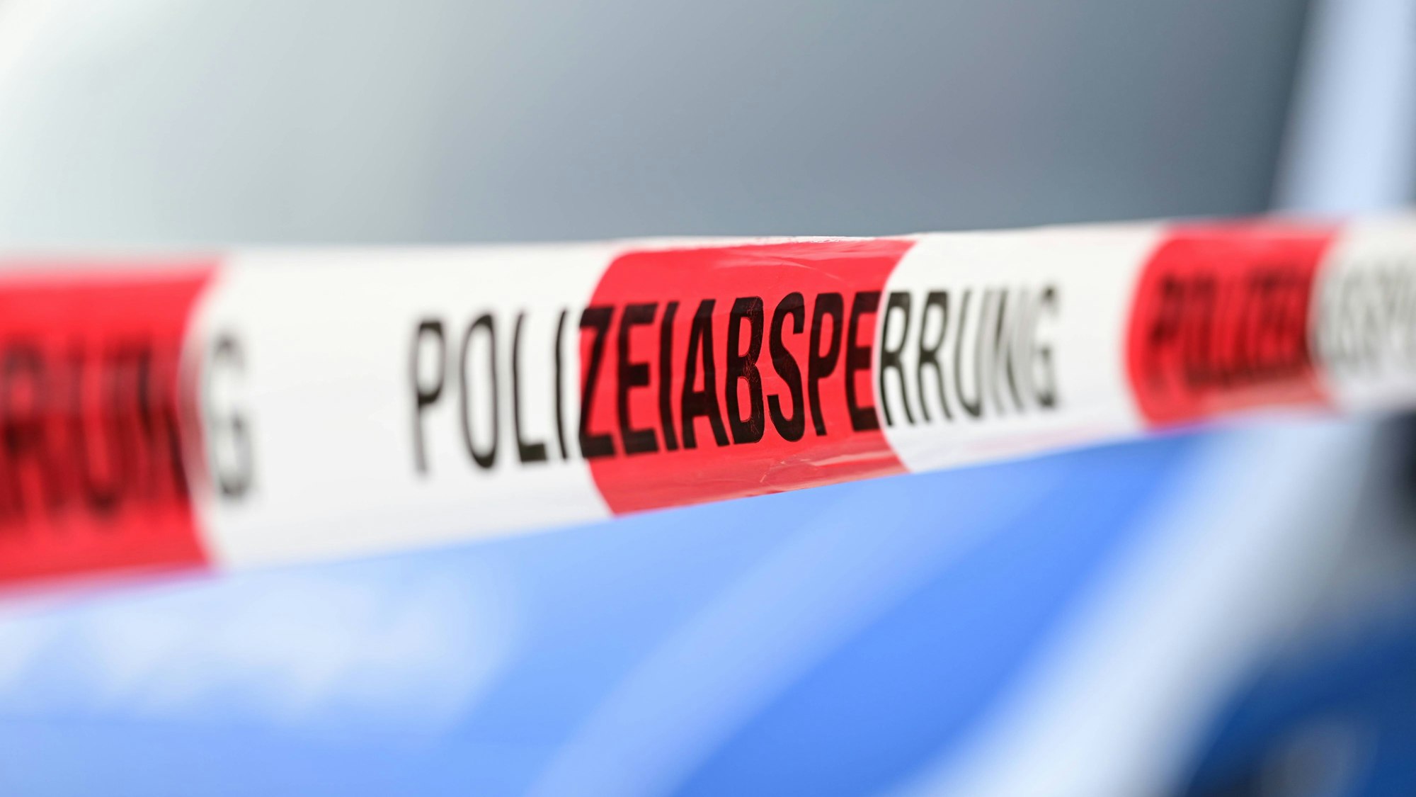 Absperrband mit Aufschrift Polizeiabsperrung