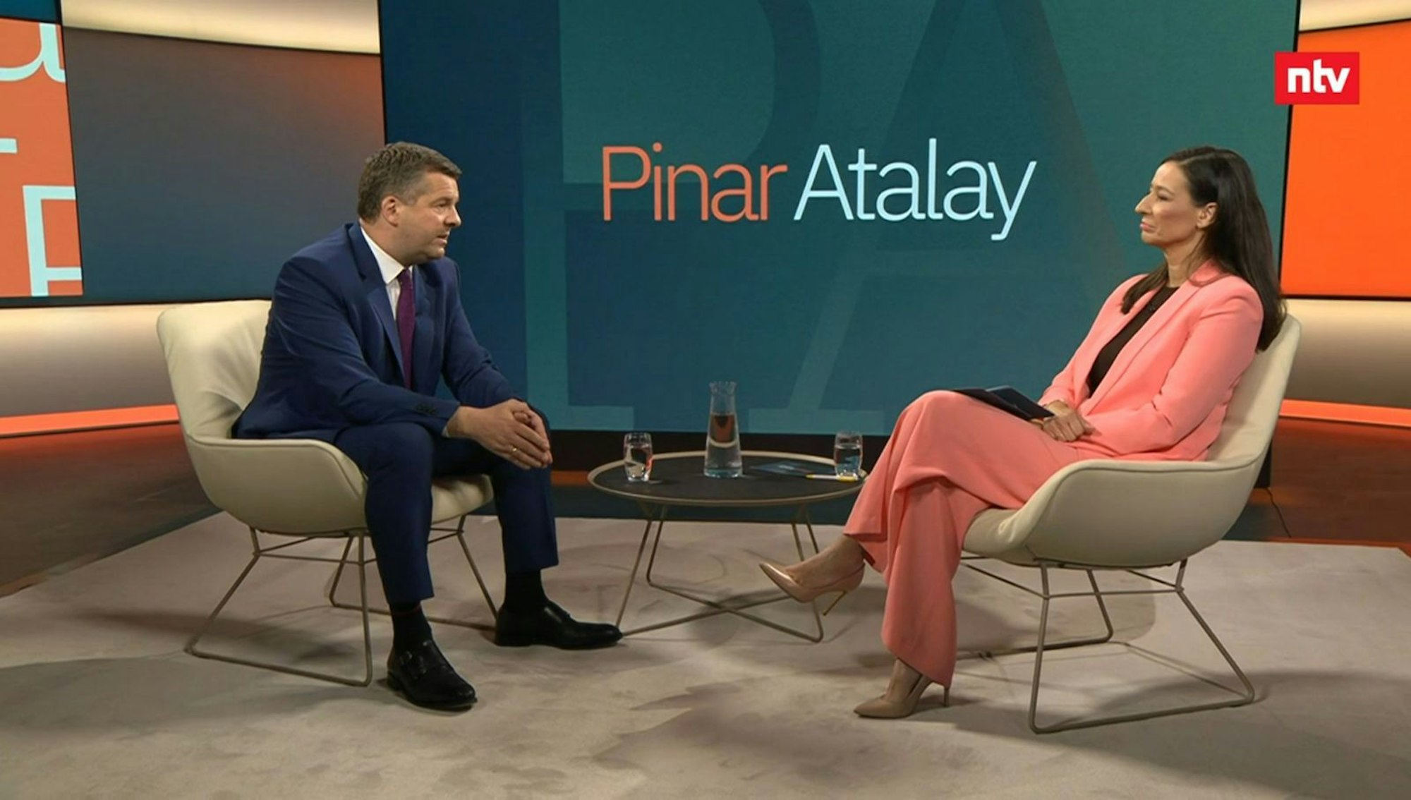Die Worte ihres Gastes erstaunten Pinar Atalay. (Bild: RTL/ntv)