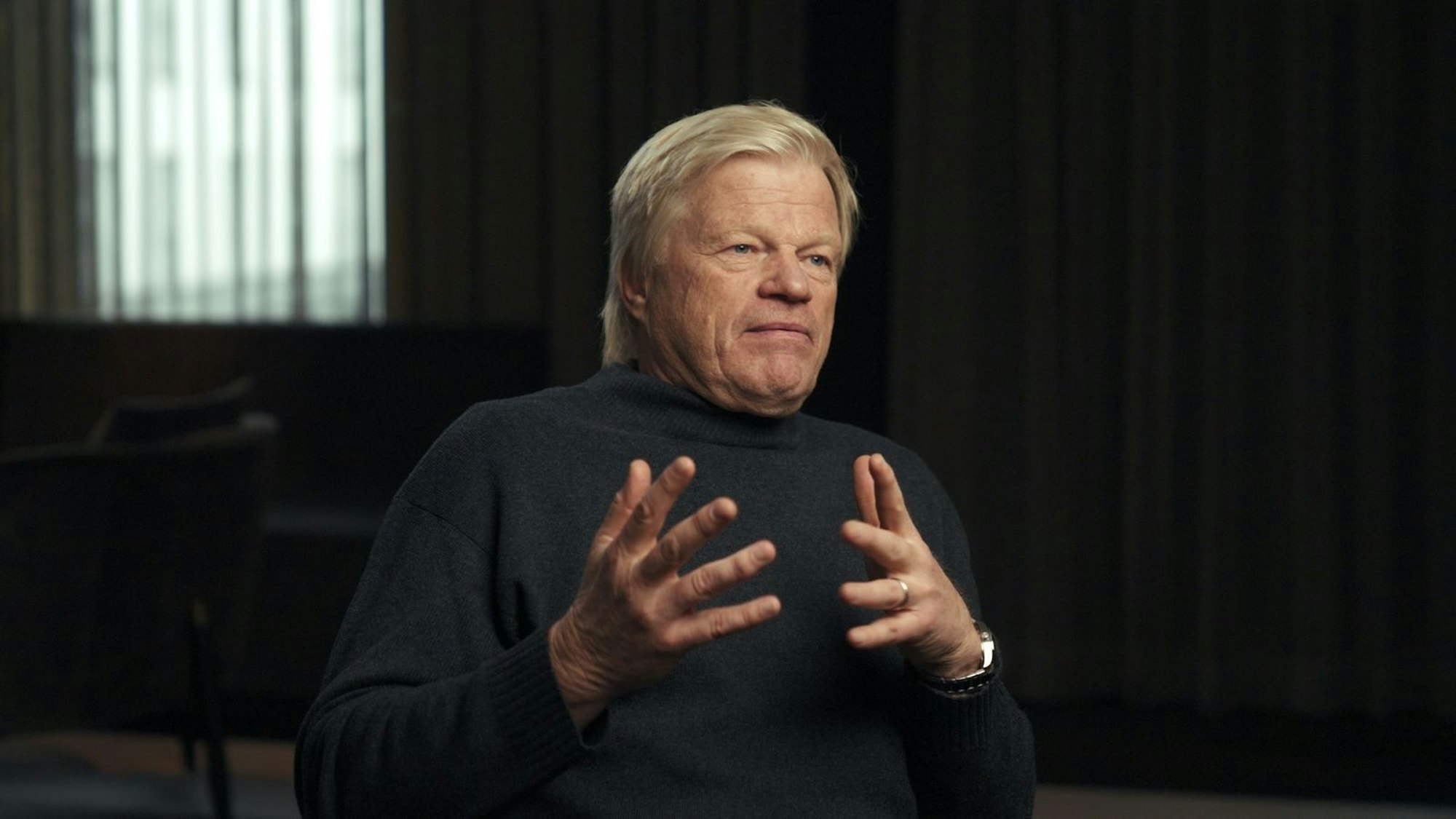 Oliver Kahn, ehemals bester Torhüter der Welt, war einer der ganz wenigen internationalen Superstars im deutschen Team 2006. Ausgerechnet er sollte seinen Platz im Tor räumen. In ungewohnter Offenheit erinnert sich der heute 56-Jährige an jene Zeit. (Bild: ZDF)