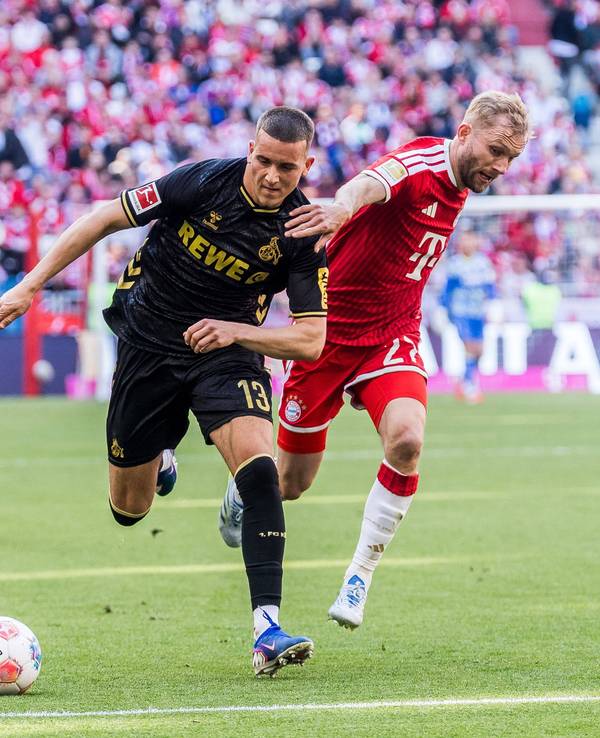 Said El Mala (1. FC Köln) setzt sich gegen Konrad Laimer (FC Bayern München) durch.