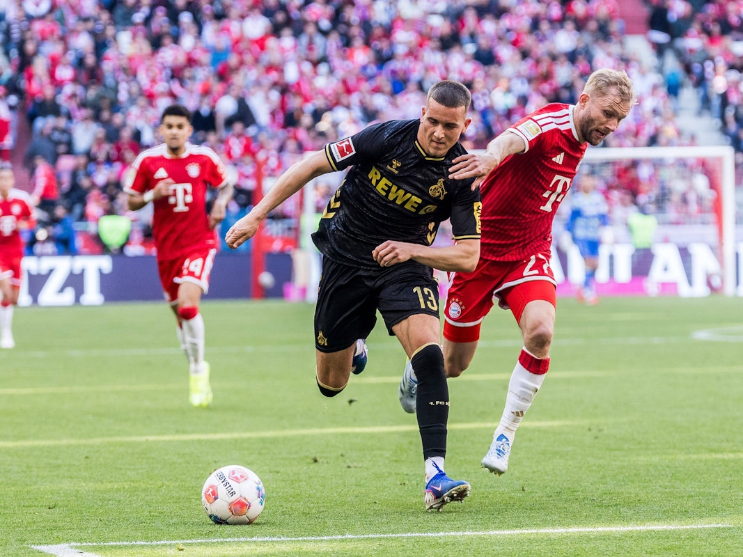 Said El Mala (1. FC Köln) setzt sich gegen Konrad Laimer (FC Bayern München) durch.