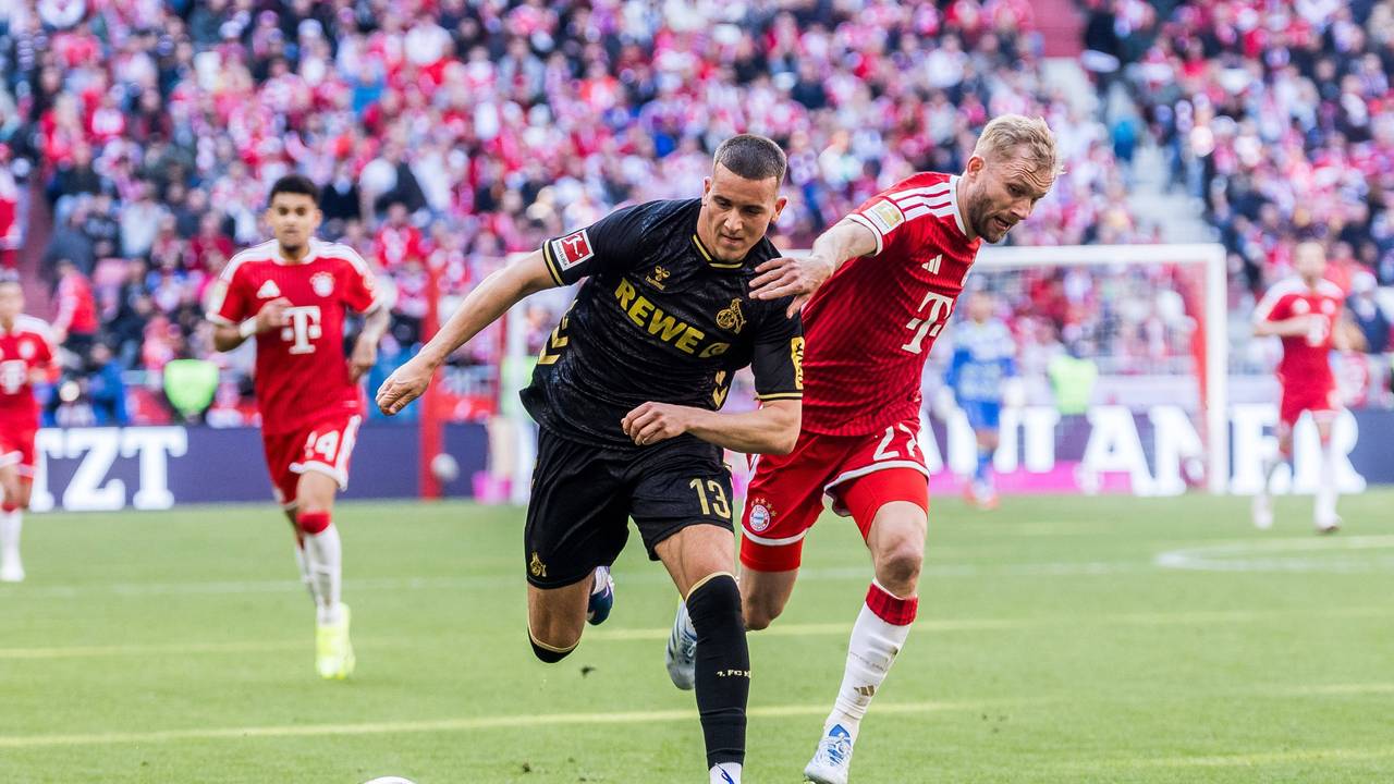 Said El Mala (1. FC Köln) setzt sich gegen Konrad Laimer (FC Bayern München) durch.
