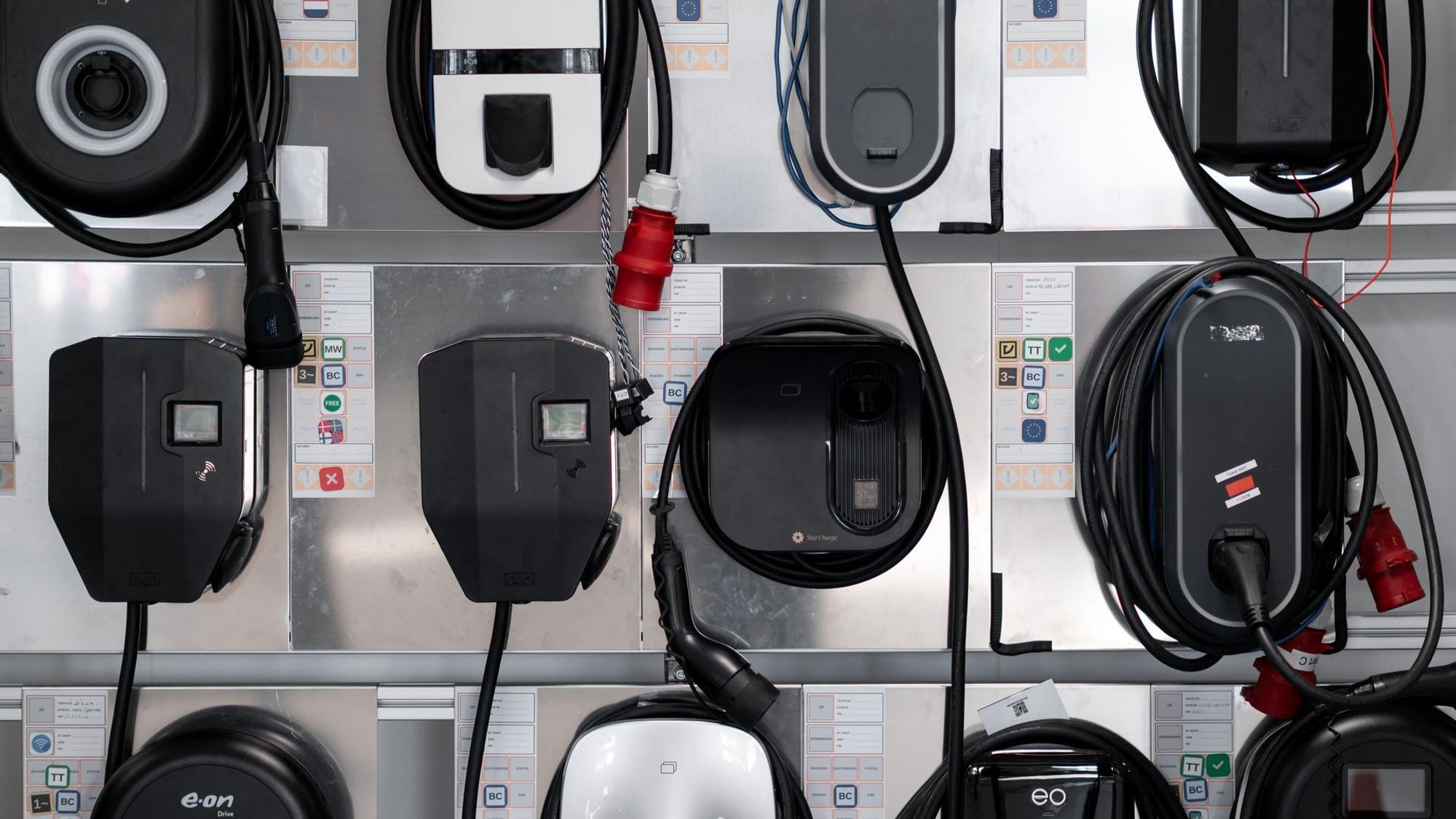 Wallboxen, Stromanschlüsse zum Laden E-Autos an einer Wand