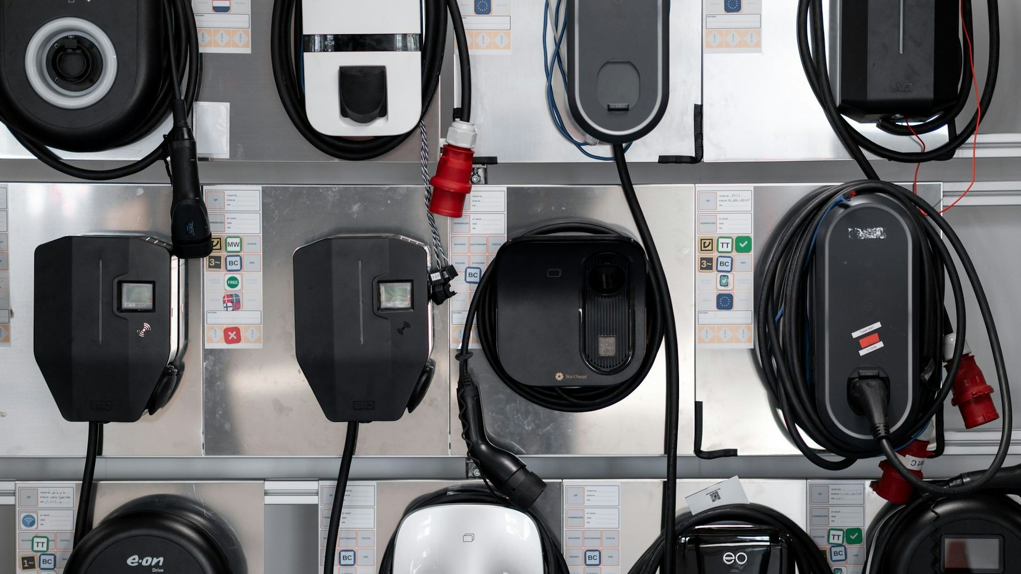 Wallboxen, Stromanschlüsse zum Laden E-Autos an einer Wand