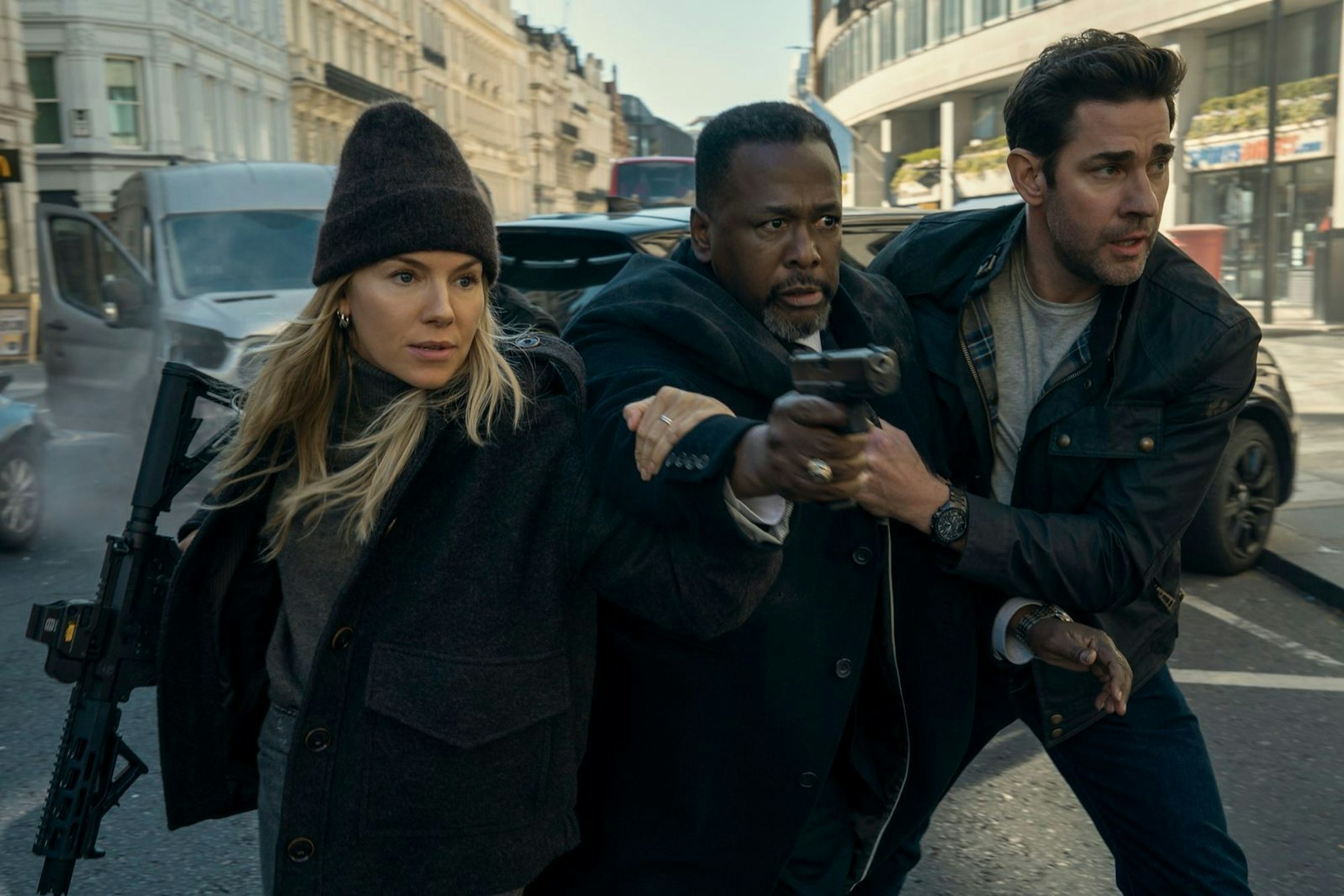 MI6-Agentin Emma Marlow (Sienna Miller) unterstützt den CIA-Vizechef James Greer (Wendell Pierce, Mitte) und Jack Ryan (John Krasinski) in brenzligen Situationen. (Bild: Amazon Content Services LLC / Jonny Cournoyer / Prime Video)