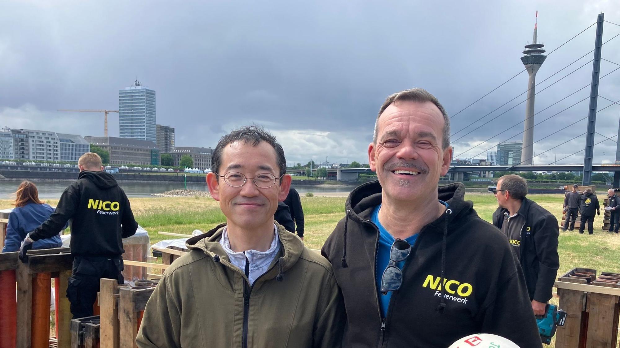 Japanisches Feuerwerk mit großen Kalibern in Düsseldorf