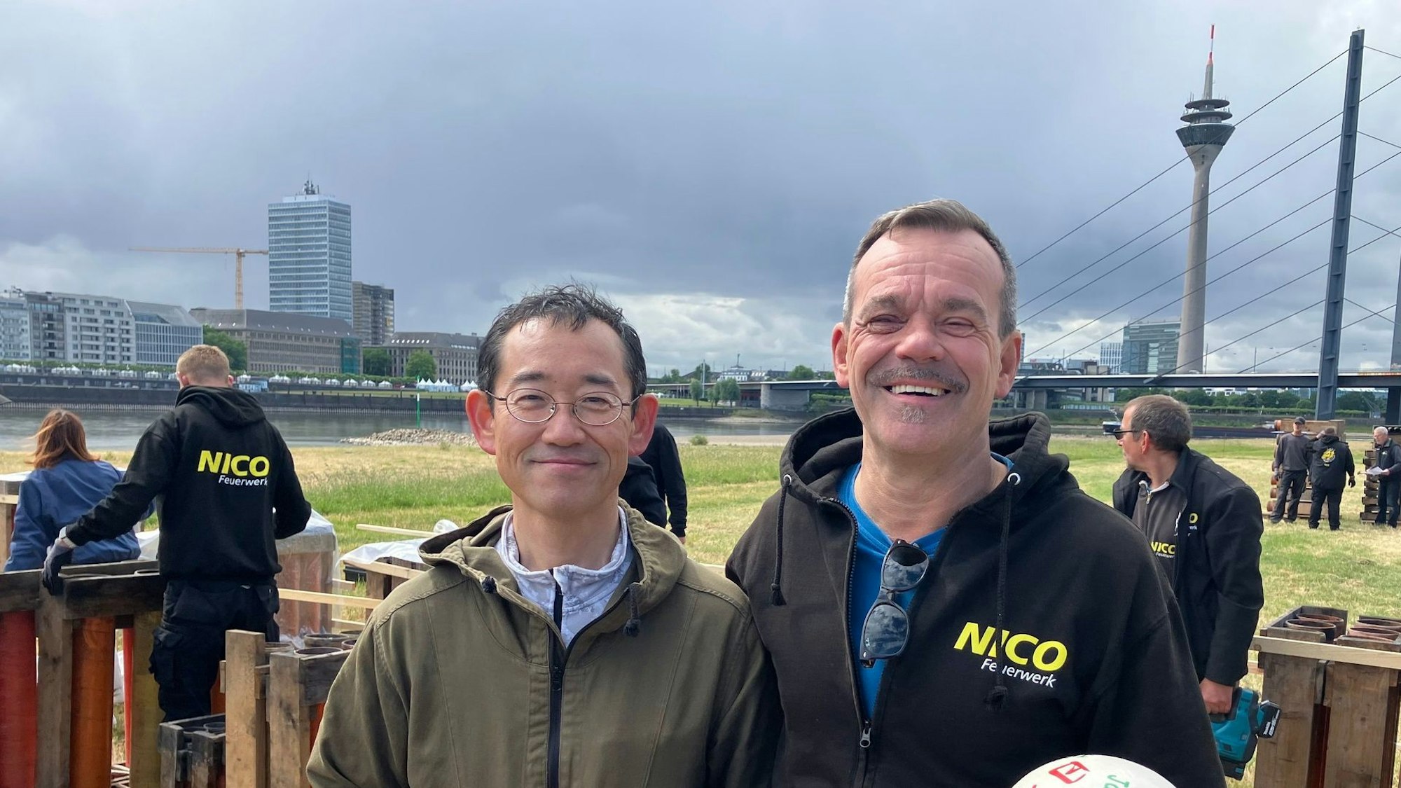 Japanisches Feuerwerk mit großen Kalibern in Düsseldorf