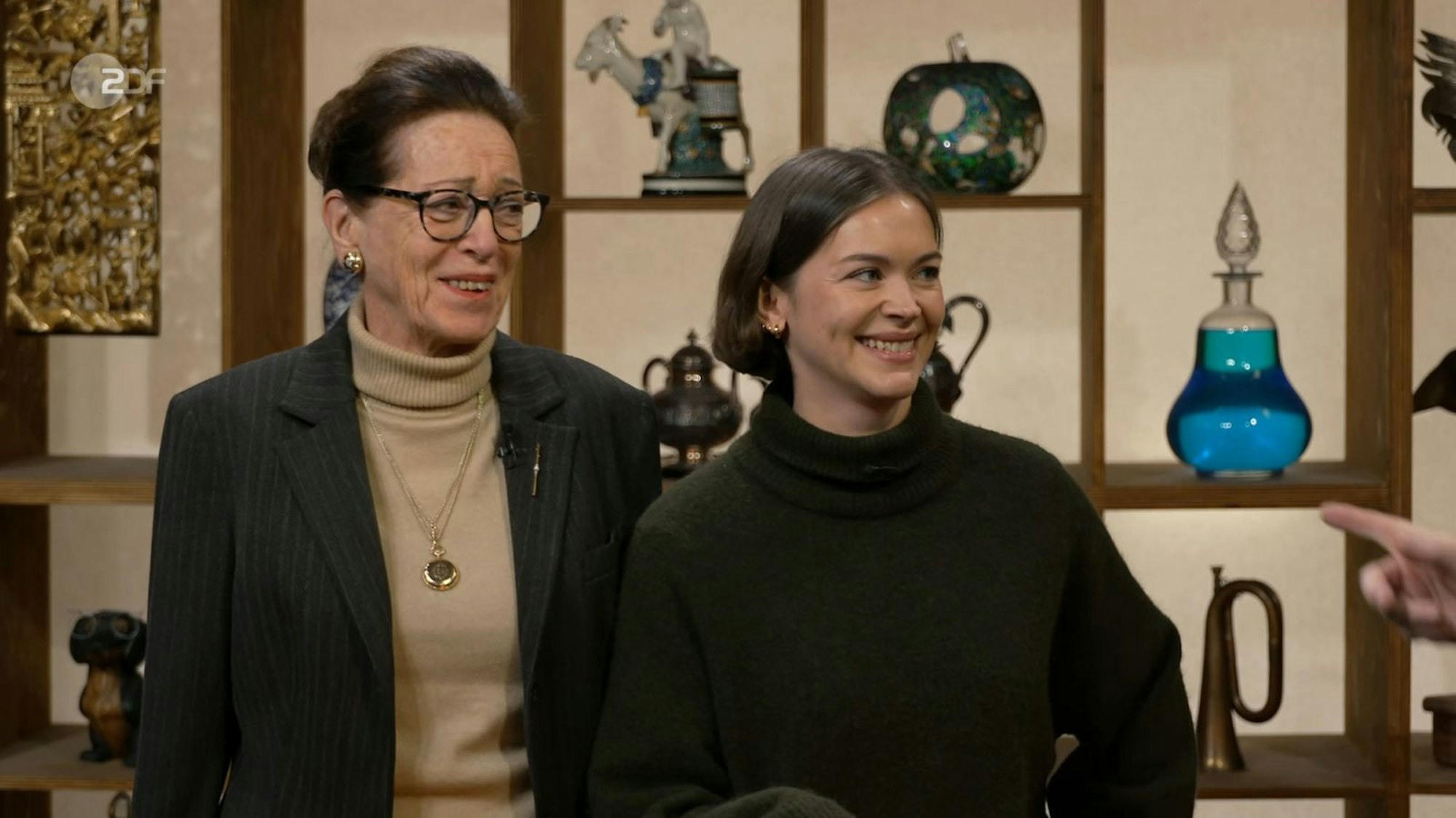 Claudia (links) und ihre Enkelin Felicia aus Berlin hatten eine ganz besondere Uhr im Gepäck. (Bild: ZDF)