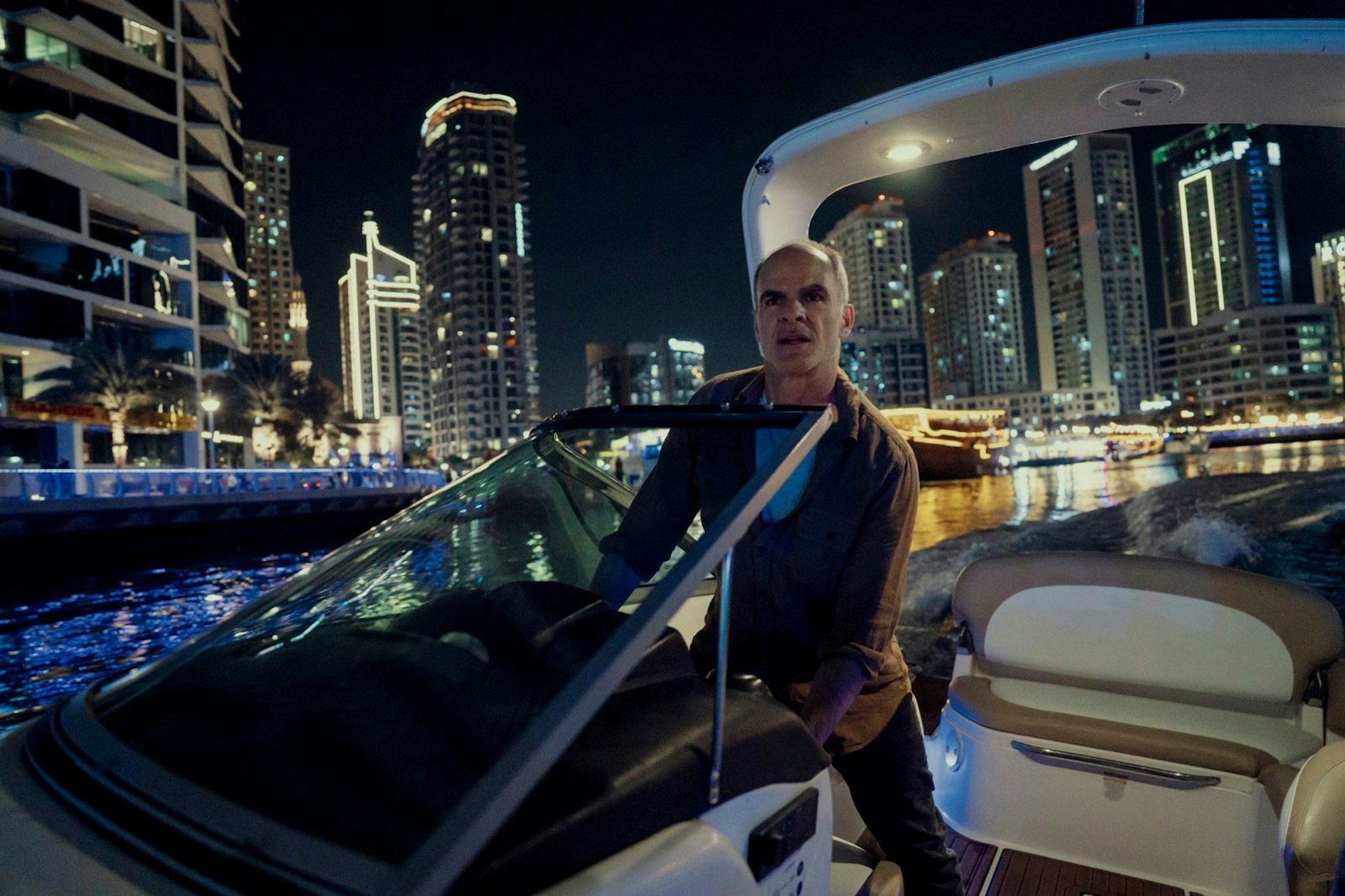Mike November (Michael Kelly) sorgt als logistisches Backup für Entlastung. (Bild: Amazon Content Services LLC / Jonny Cournoyer / Prime Video)