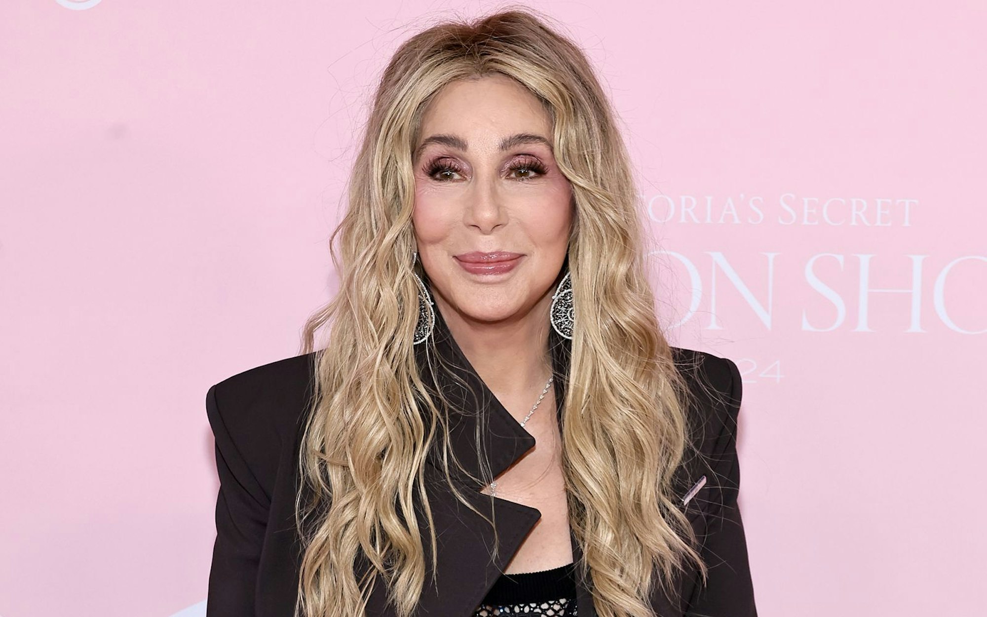 Sie ist und bleibt das große Vorbild für alle Stars, die nicht altern wollen: Cher ist inzwischen 80, sieht aber definitiv nicht danach aus. (Bild: Theo Wargo/Getty Images)