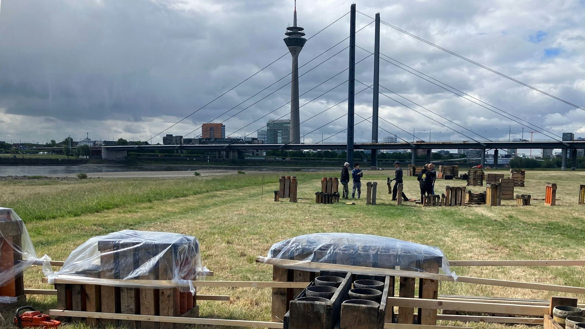 Japanisches Feuerwerk mit großen Kalibern in Düsseldorf