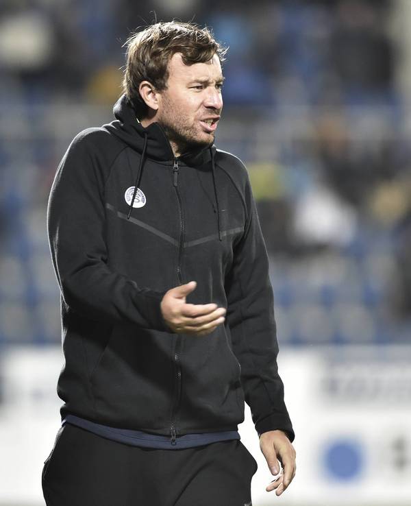 Trainer Petr Vlachovsky am Spielfeldrand.