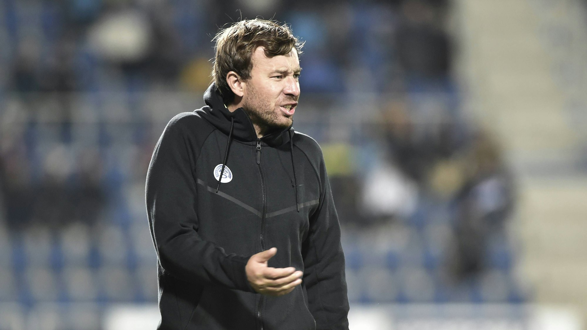 Trainer Petr Vlachovsky am Spielfeldrand.
