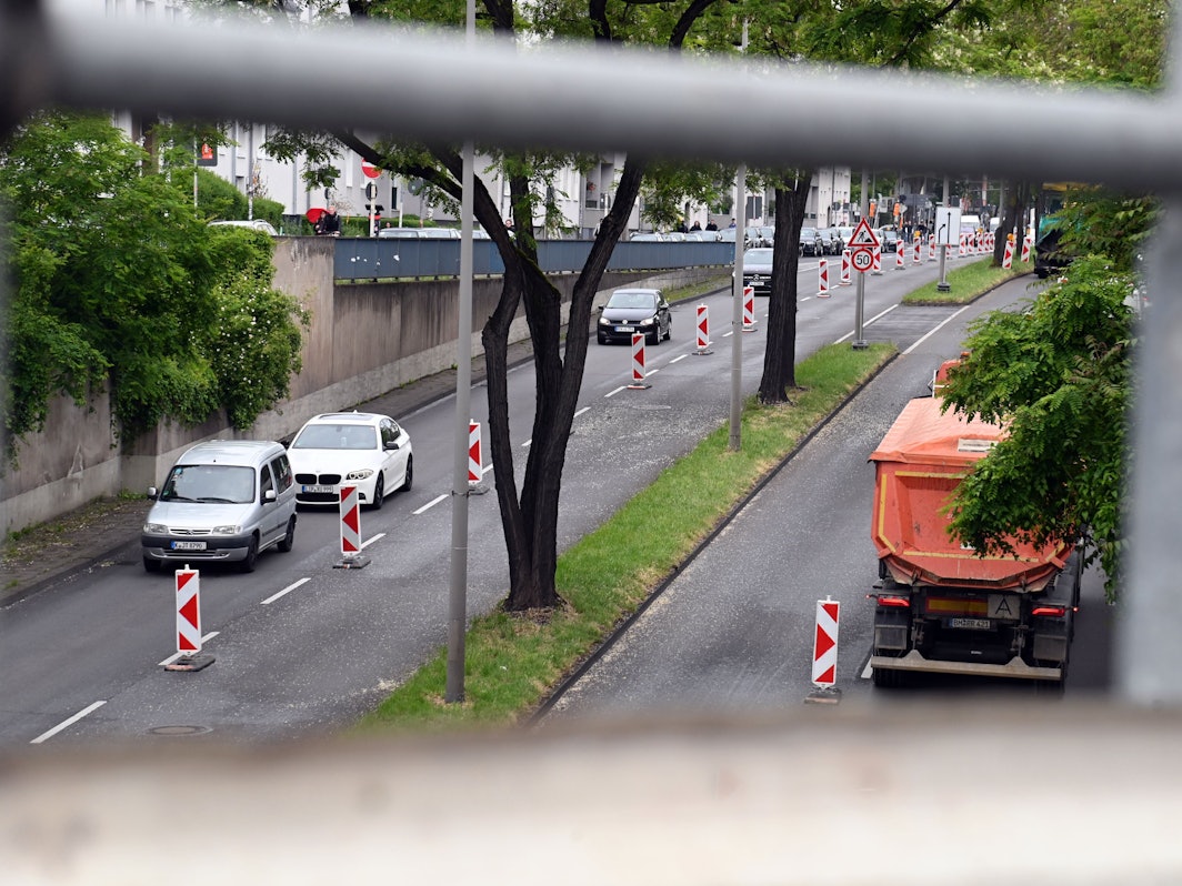 Die Universitätsstraße unter dem Albertus-Magnus-Platz wird zum Nadelöhr. Der Straßenabschnitt wird für rund ein Jahr zur Baustelle.
