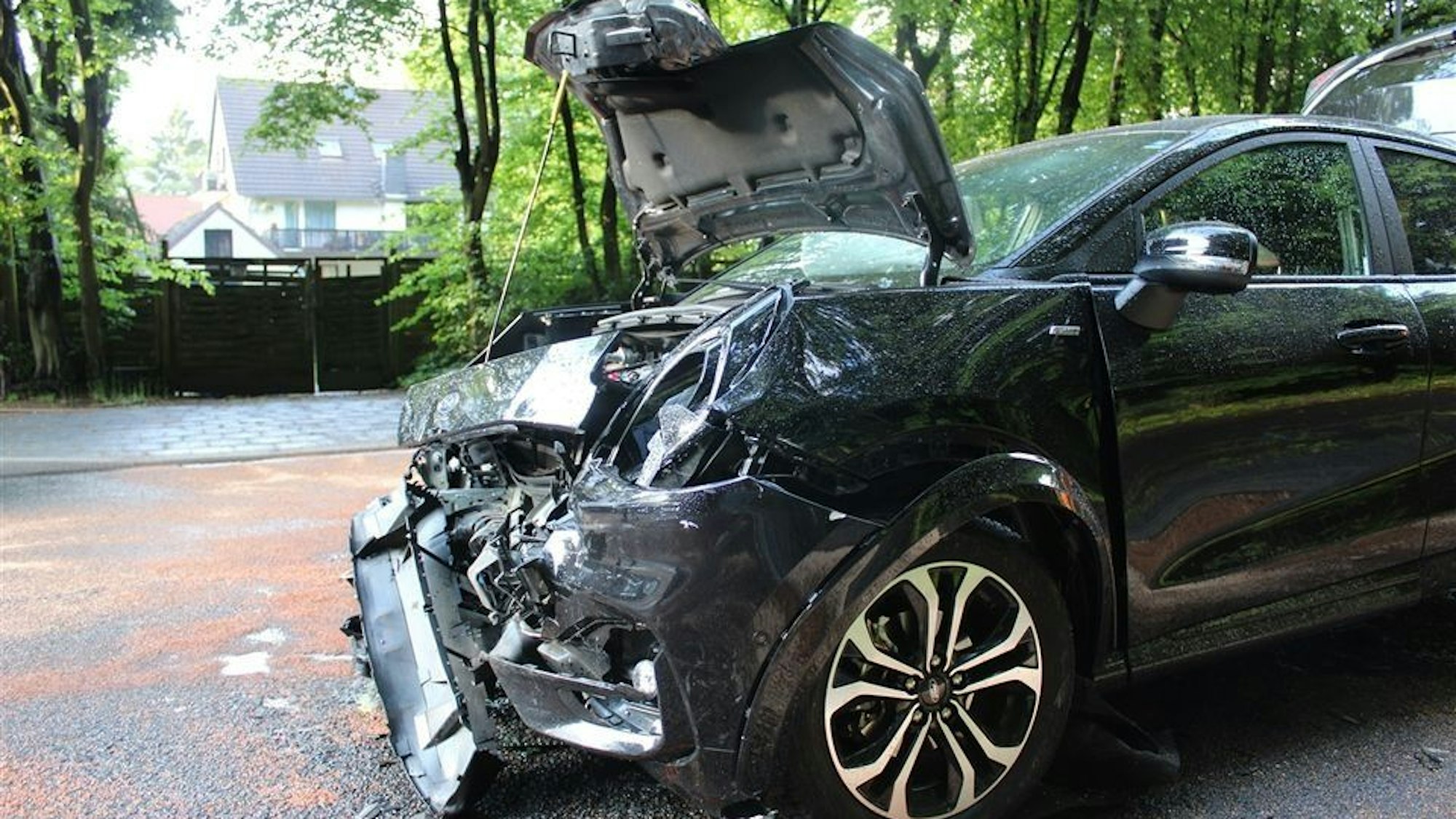 Die Unfallstelle auf der Frankenforster Straße in Bergisch Gladbach.