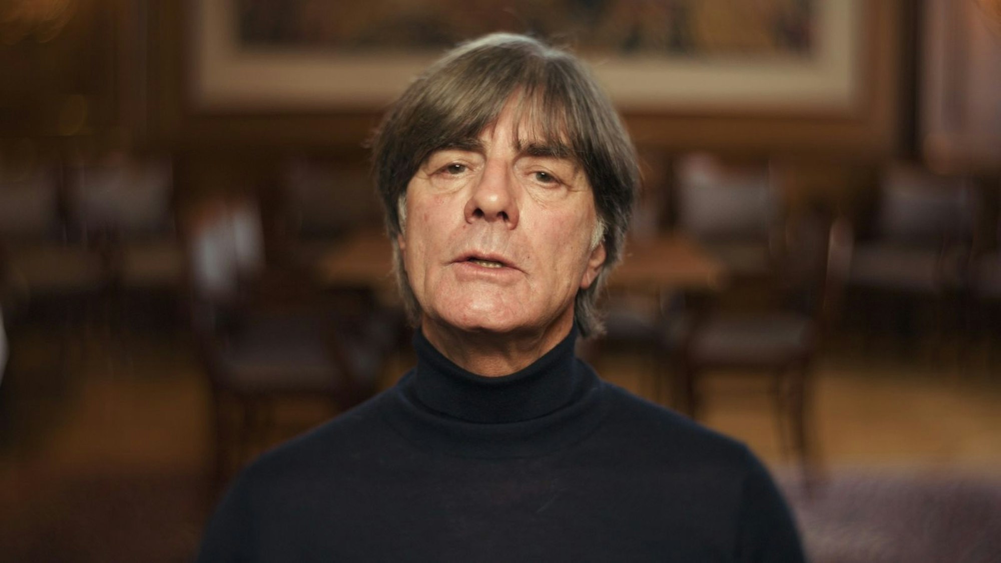 Joachim „Jogi“ Löw, heute 66 Jahre alt, wurde von Jürgen Klinsmann damals als Co-Trainer berufen. Nach dem überraschenden Rückzug Klinsmanns nach der WM übernahm er den Chefposten - und wurde 2014 Fußball-Weltmeister mit Deutschland. (Bild: ZDF)