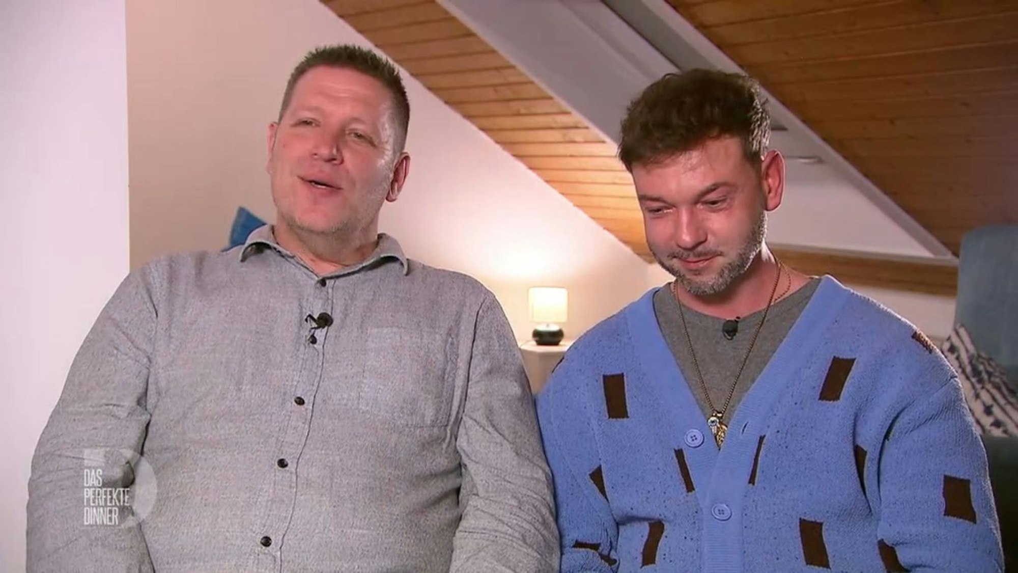Ragils Lebensgeschichte berührt Schorsch (links) und Mathias zutiefst.
(Bild: RTL)
