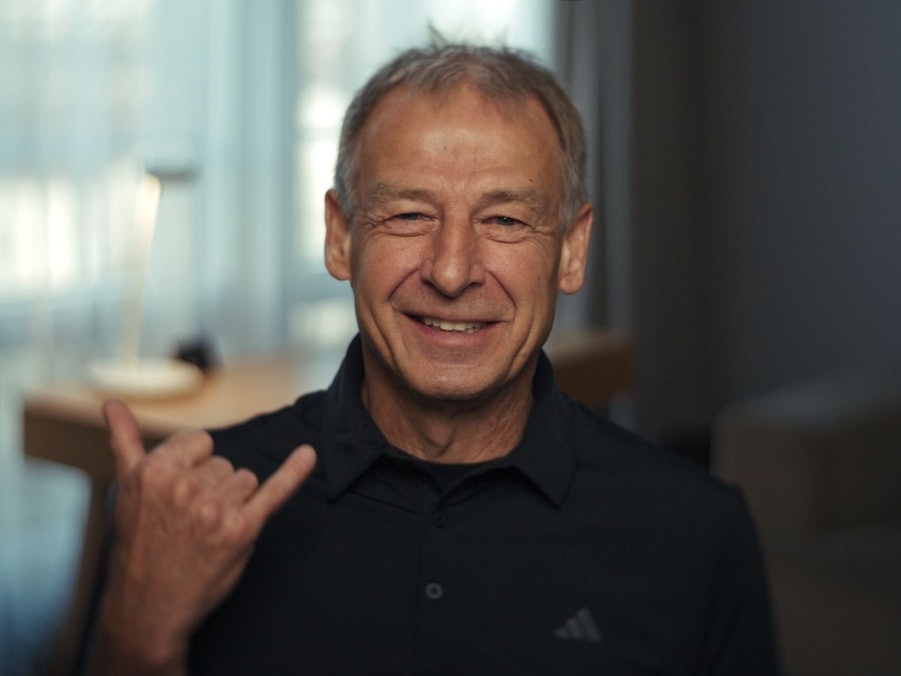Jürgen Klinsmann, schwäbischer Dickschädel, Motivator und Innovator, wurde 2004 völlig überraschend als deutscher Teamchef Anleiter jener Mannschaft, die 2006 den WM-Titel im eigenen Land jagen sollte. Kaum jemand hatte damals große Erwartungen. Doch es kam anders. Heute, mit 61 Jahren, erinnert sich Klinsmann an diesen Weg. (Bild: ZDF)