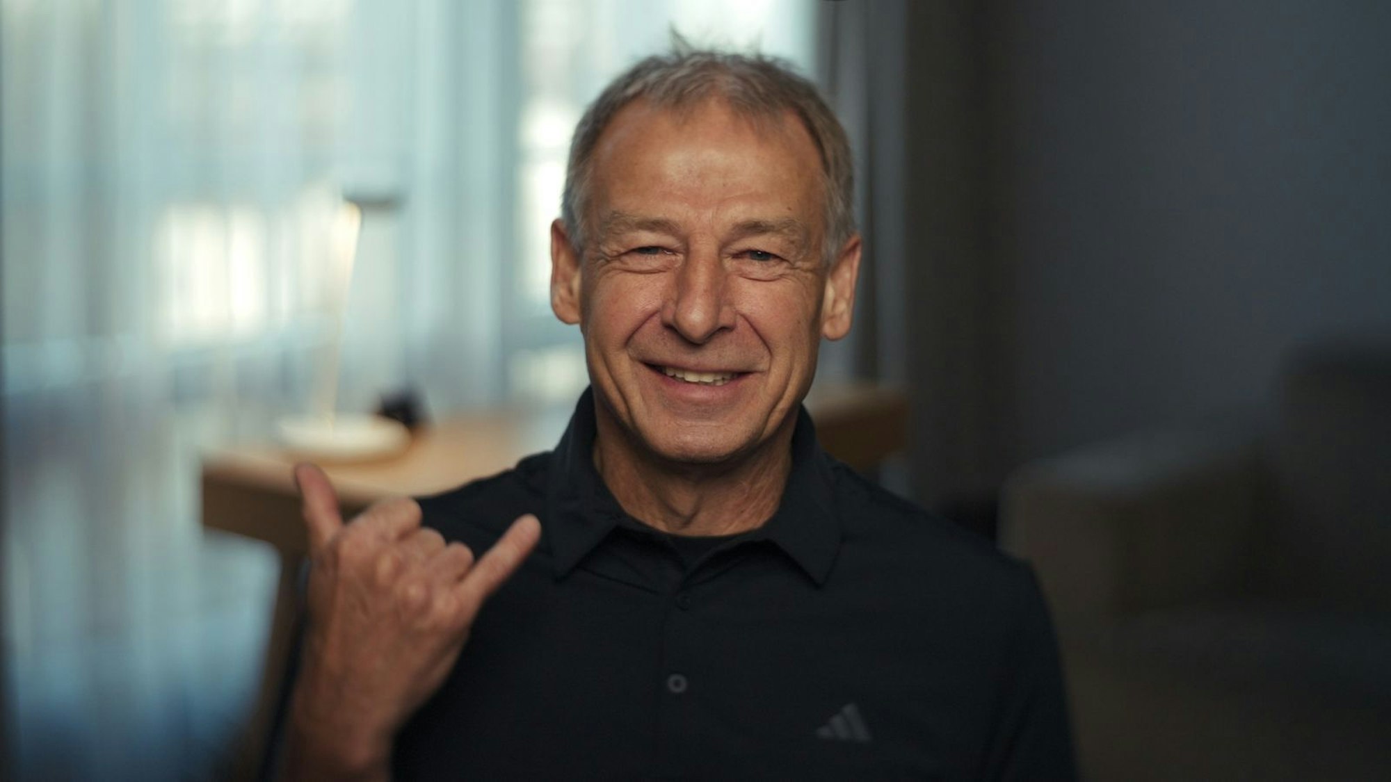 Jürgen Klinsmann, schwäbischer Dickschädel, Motivator und Innovator, wurde 2004 völlig überraschend als deutscher Teamchef Anleiter jener Mannschaft, die 2006 den WM-Titel im eigenen Land jagen sollte. Kaum jemand hatte damals große Erwartungen. Doch es kam anders. Heute, mit 61 Jahren, erinnert sich Klinsmann an diesen Weg. (Bild: ZDF)