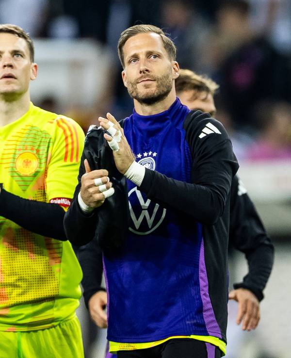 Manuel Neuer und Oliver Baumann nach einem Spiel der deutschen Nationalmannschaft.
