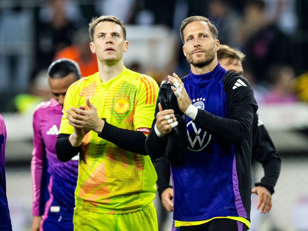 Manuel Neuer und Oliver Baumann nach einem Spiel der deutschen Nationalmannschaft.