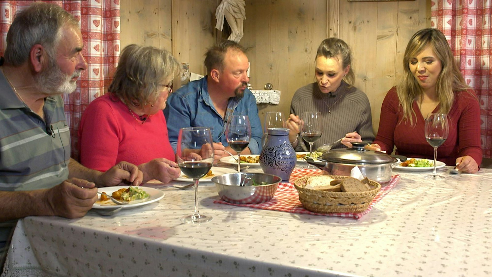 Andreas' Eltern begutachten die zwei Hofdamen neugierig. (Bild: RTL)