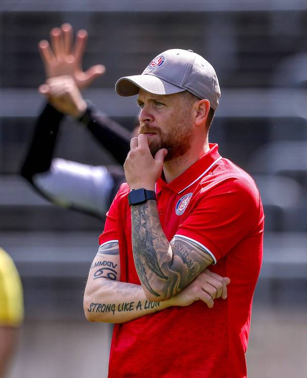 Mike Wunderlich nachdenklich bei einem Spiel als Trainer.