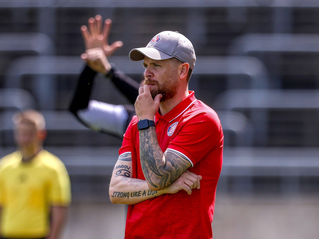 Mike Wunderlich nachdenklich bei einem Spiel als Trainer.