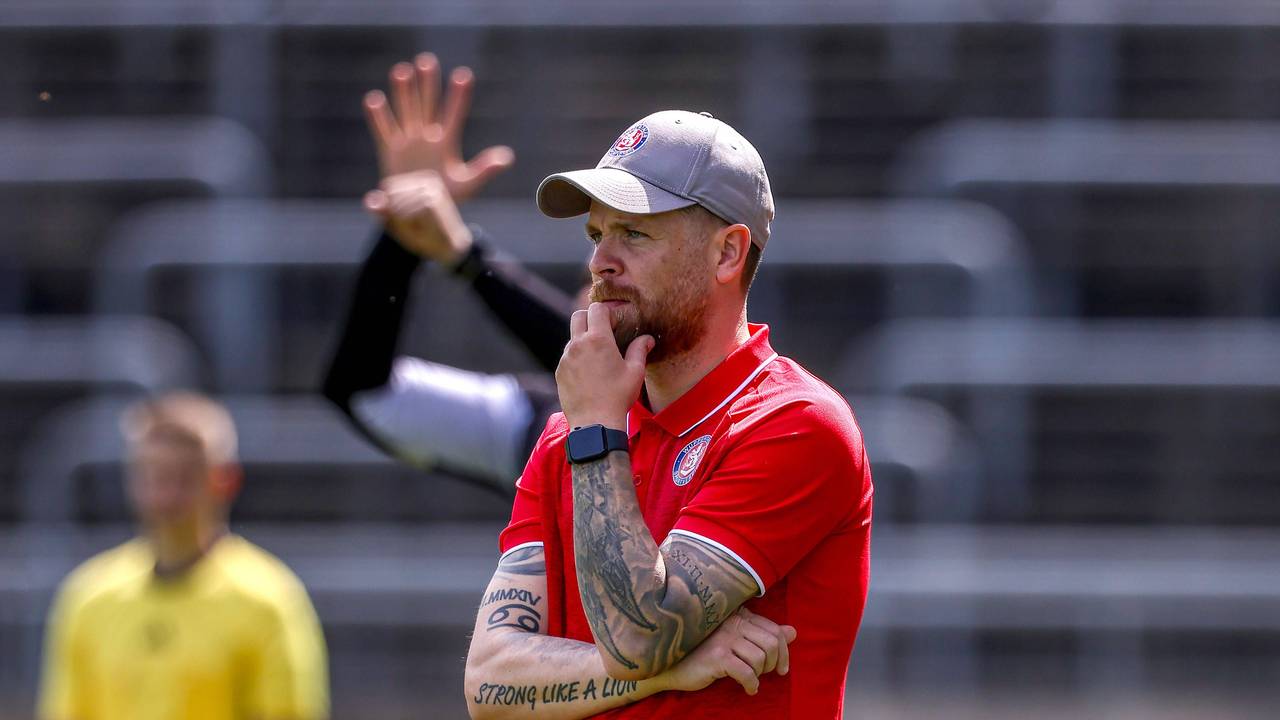 Mike Wunderlich nachdenklich bei einem Spiel als Trainer.