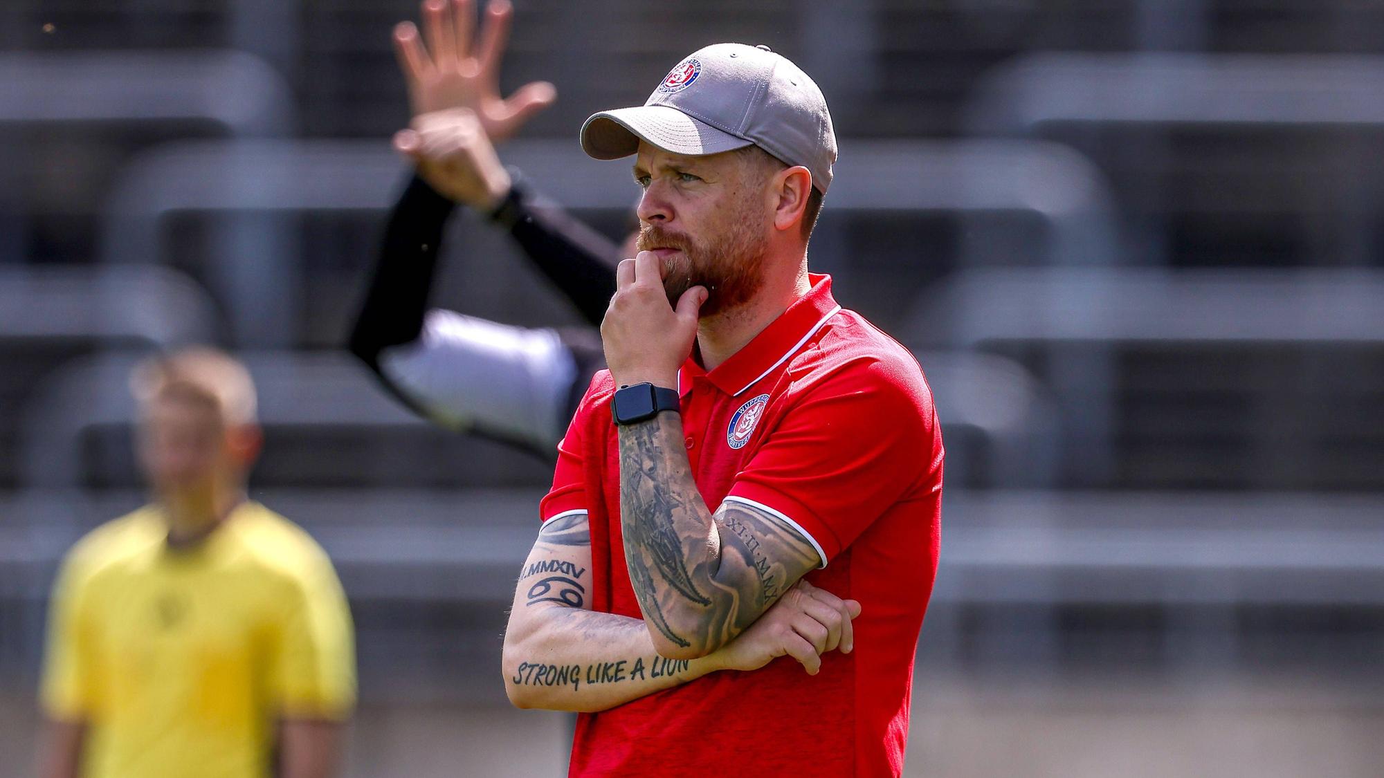 Mike Wunderlich nachdenklich bei einem Spiel als Trainer.