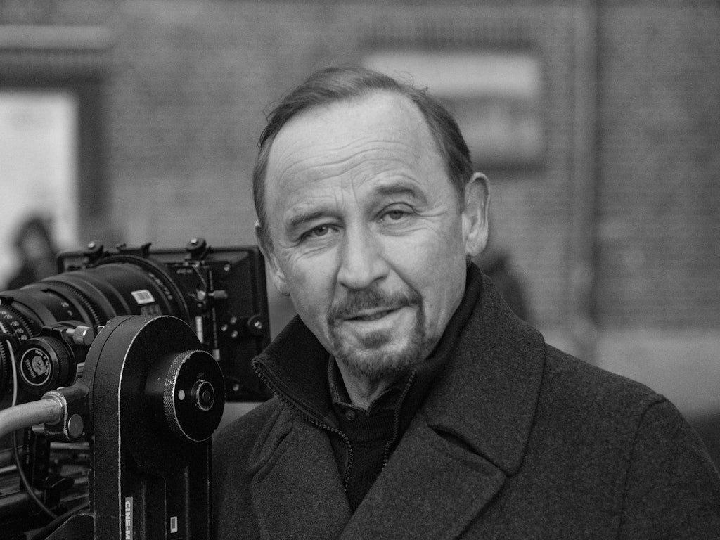 Der Schauspieler Alexander Held als Karl Hidde steht am Rande der Samstagskrimireihe „Stralsund“ am Set der Folge „Kaltes Blut“