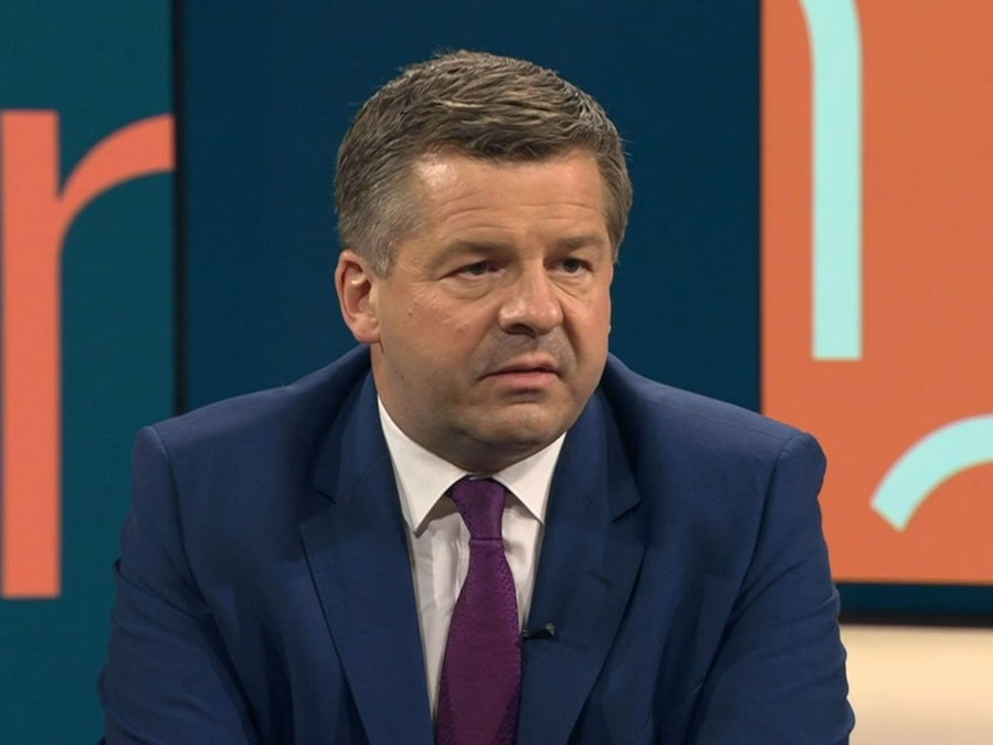 Sachsen-Anhalts Ministerpräsident Sven Schulze war am Montagabend im ntv-Talk „Pinar Atalay“ zu Gast. (Bild: RTL/ntv)