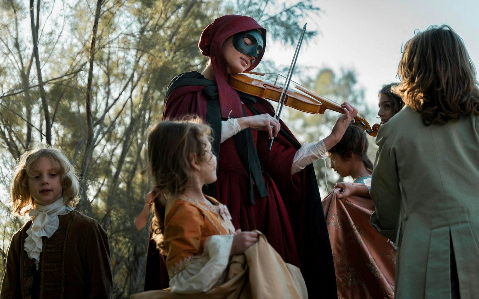 Cecilias (Tecla Insolia) Musik bringt den Menschen viel Freude, die Violinistin darf ihr Gesicht aber nicht zeigen. (Bild: Elio di Pace/X Verleih)