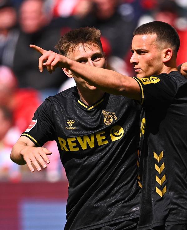 Said El Mala (r, 1. FC Köln) bejubelt sein Tor zum zwischenzeitlichen 1:2 beim FC Bayern mit Kristoffer Lund.