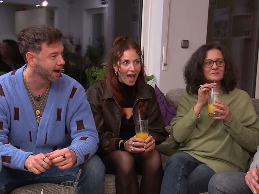 Als Mathias, Lui und Angela (von links) Ragils Follower-Zahl hören, sind sie platt.
(Bild: RTL)